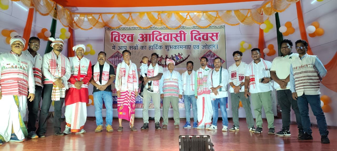 किरीबुरू में राज्यसभा सांसद प्रदीप वर्मा से मुलाकात करते आदिवासी हो समाज युवा महासभा के प्रतिनिधि