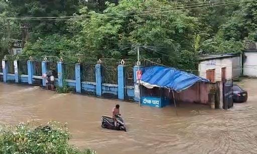 चाईबासा में लगातार बारिश के बाद निचले इलाकों में जलजमाव की स्थिति।