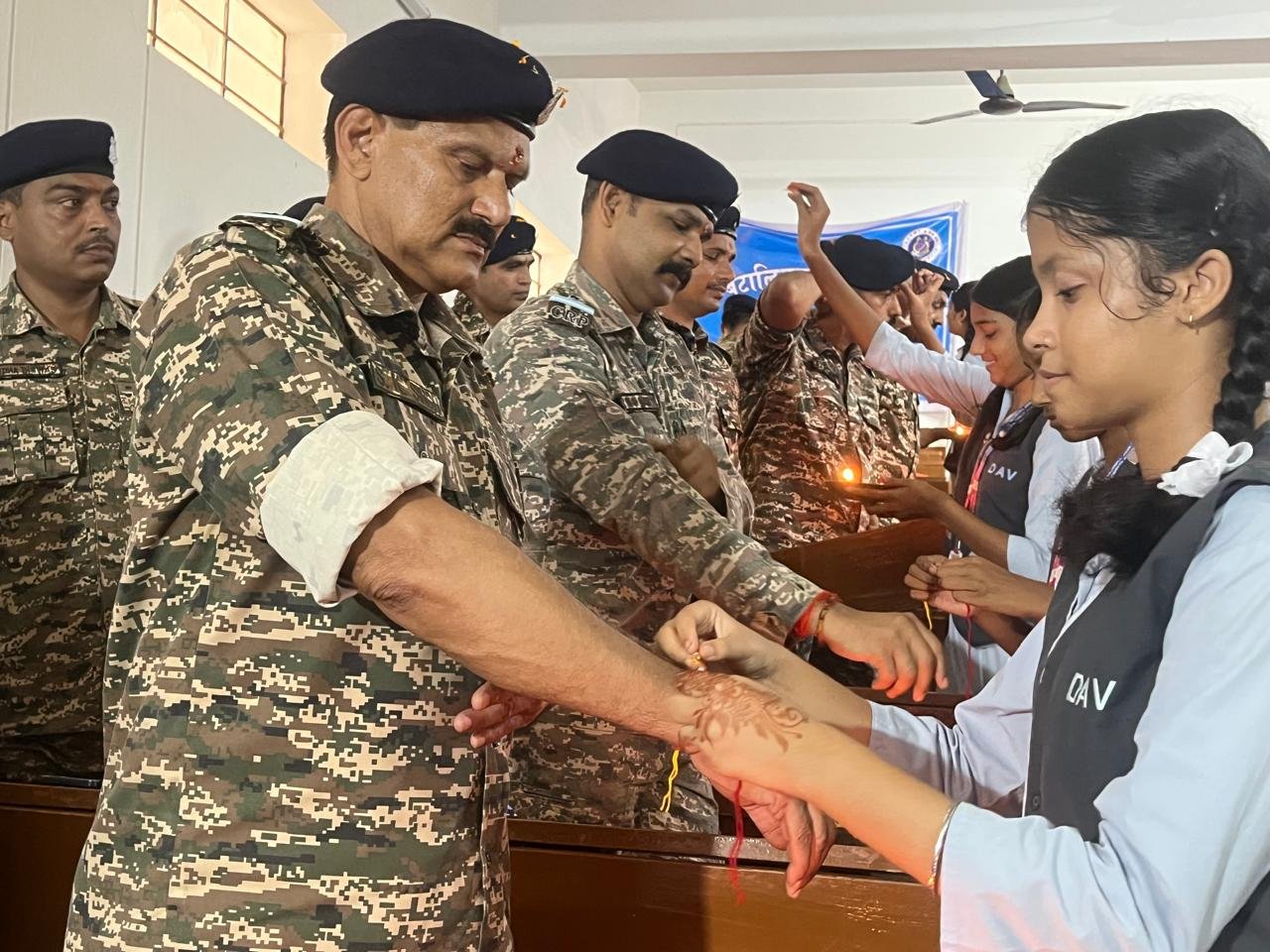 चाईबासा के एस.जे. डीएवी स्कूल में छात्राओं ने सीआरपीएफ 174वीं बटालियन के जवानों को राखी बांधकर देश सेवा के प्रति सम्मान और आभार जताया।