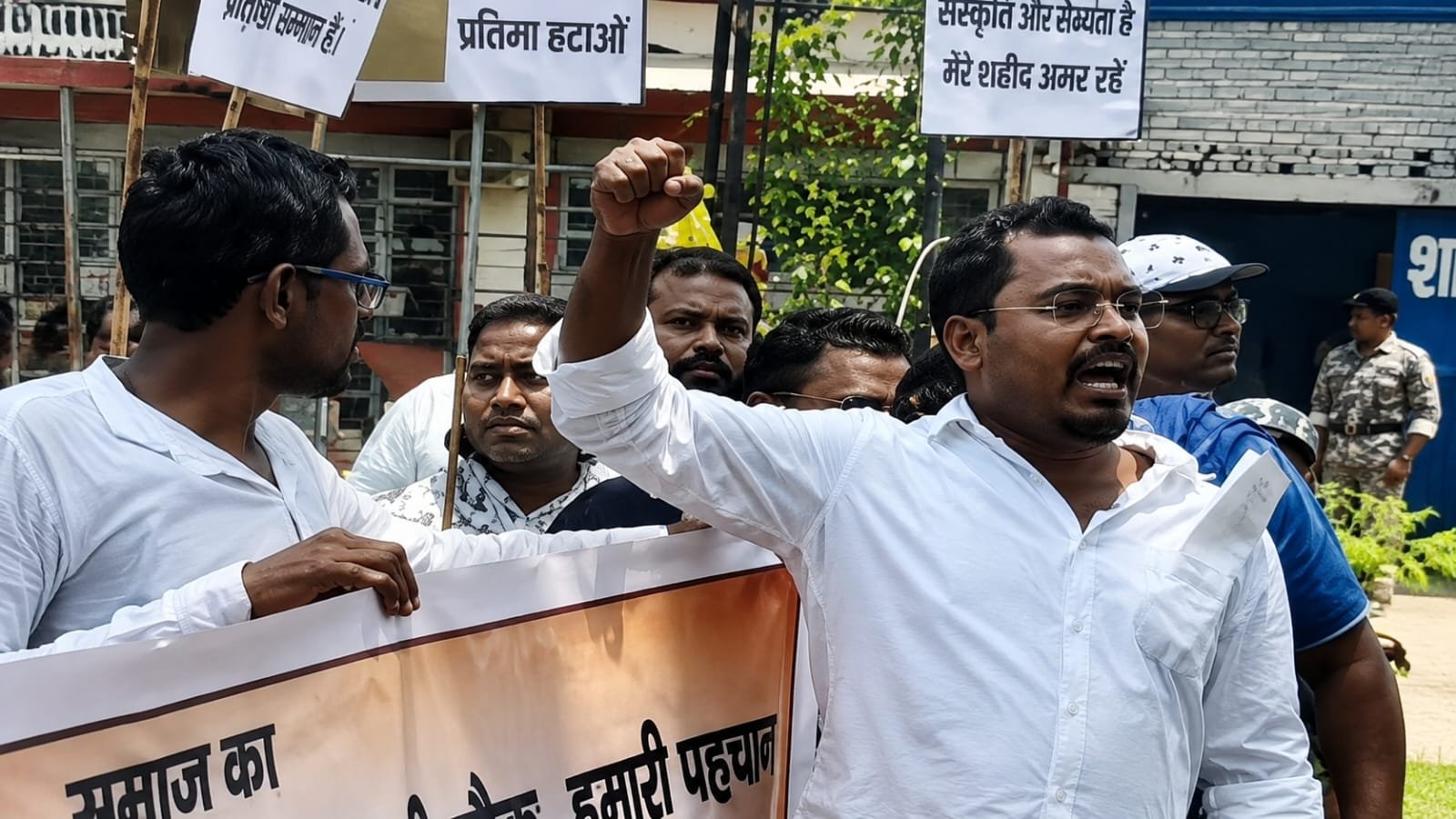 चाईबासा के बाईपास चौक पर प्रतिमा स्थापना को लेकर झामुमो और आदिवासी हो समाज महासभा आमने-सामने