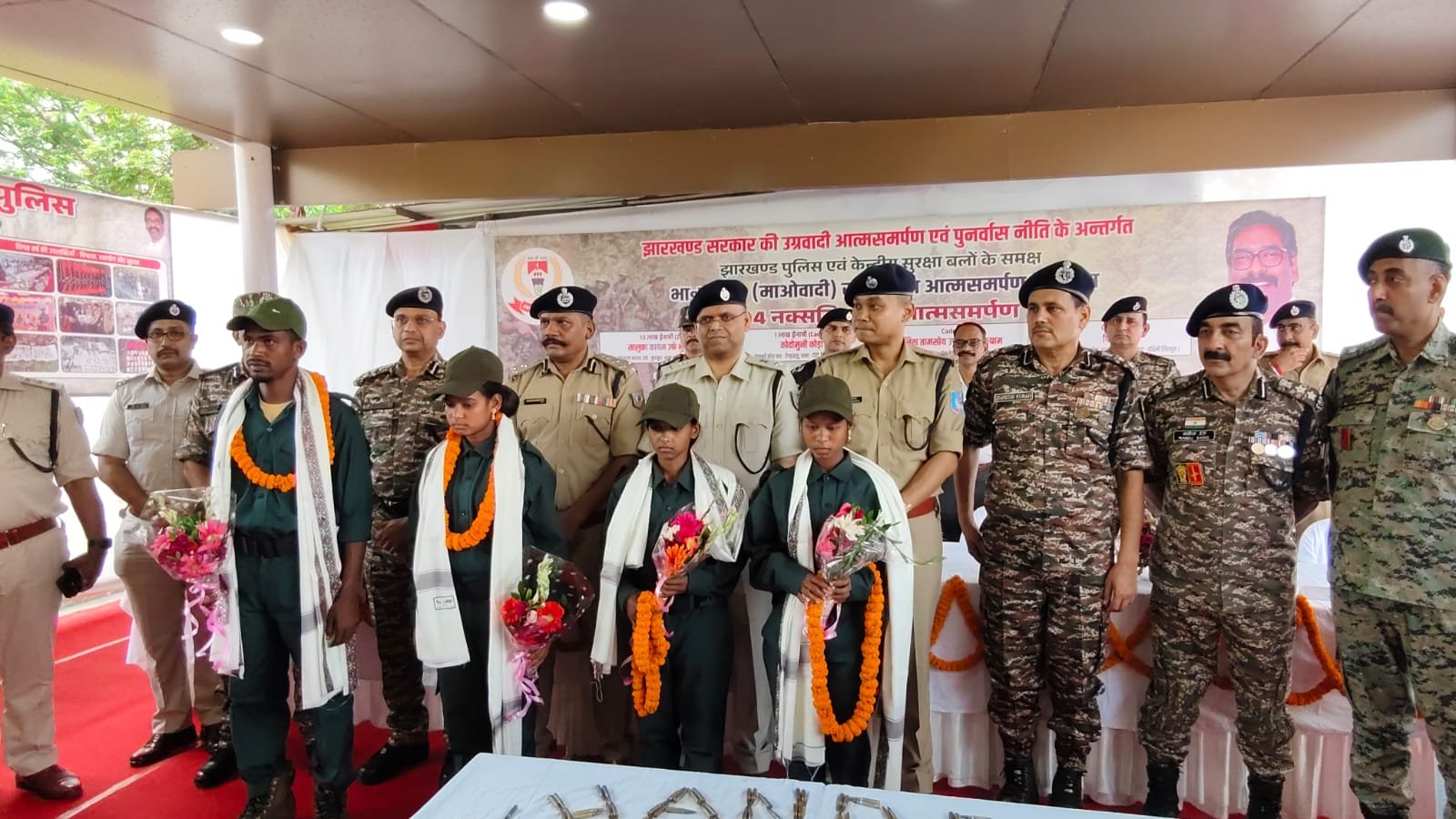 चाईबासा में पुलिस और सीआरपीएफ के समक्ष नक्सलियों का आत्मसमर्पण