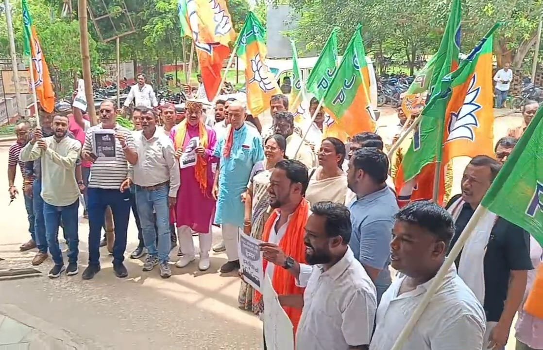 सरायकेला में जेपीएससी, जेएसएससी-सीजीएल और उत्पाद सिपाही परीक्षा में पेपर लीक व धांधली के विरोध में भाजपा का प्रदर्शन