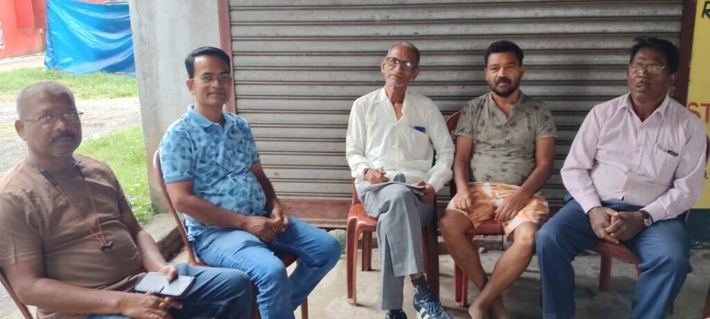 तांबो चौक अतिक्रमण हटाने के विरोध में बैठक करतीं कुसुम केराई
