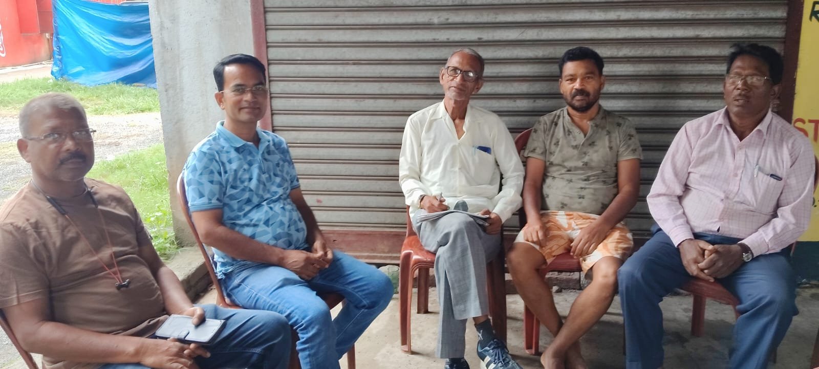 तांबो चौक अतिक्रमण हटाने के विरोध में बैठक करतीं कुसुम केराई