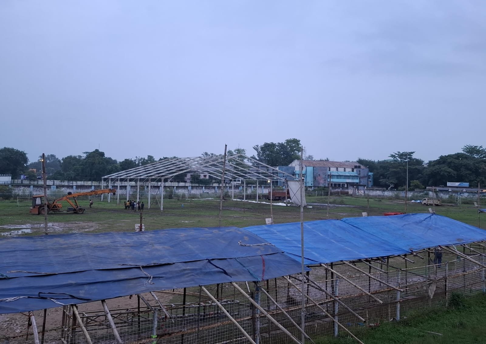  चाईबासा में विश्व आदिवासी दिवस समारोह के लिए तैयार होता पंडाल और स्टॉल