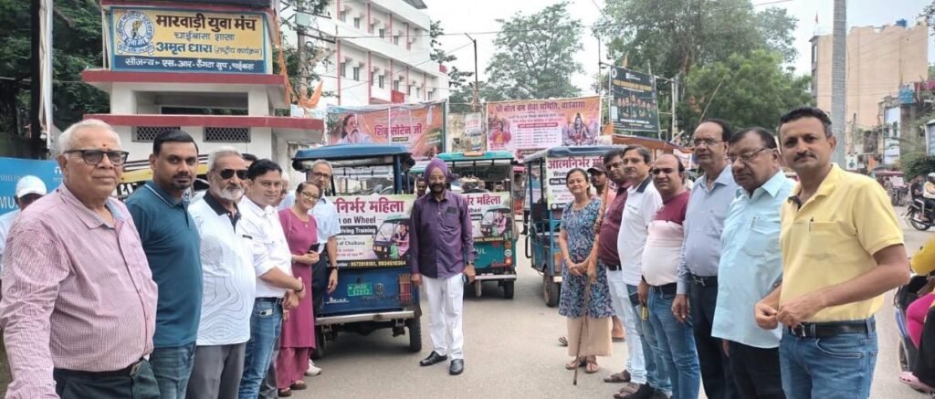चाईबासा में Women on Wheel परियोजना के शुभारंभ पर टोटो को हरी झंडी दिखाते रोटरी क्लब के सदस्य