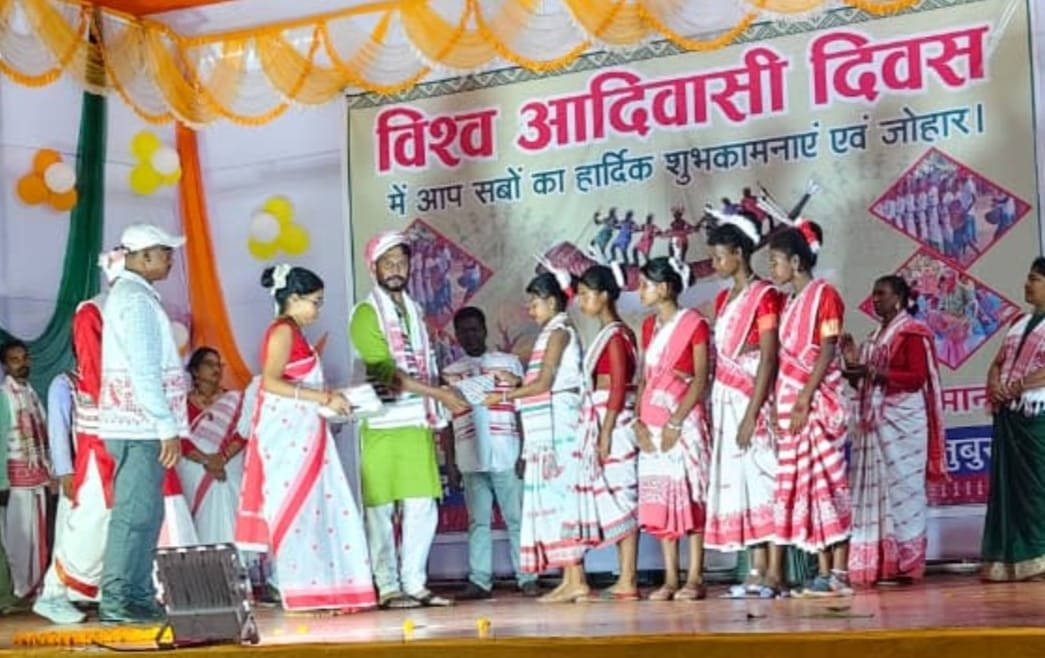 किरीबुरू में राज्यसभा सांसद प्रदीप वर्मा से मुलाकात करते आदिवासी हो समाज युवा महासभा के प्रतिनिधि