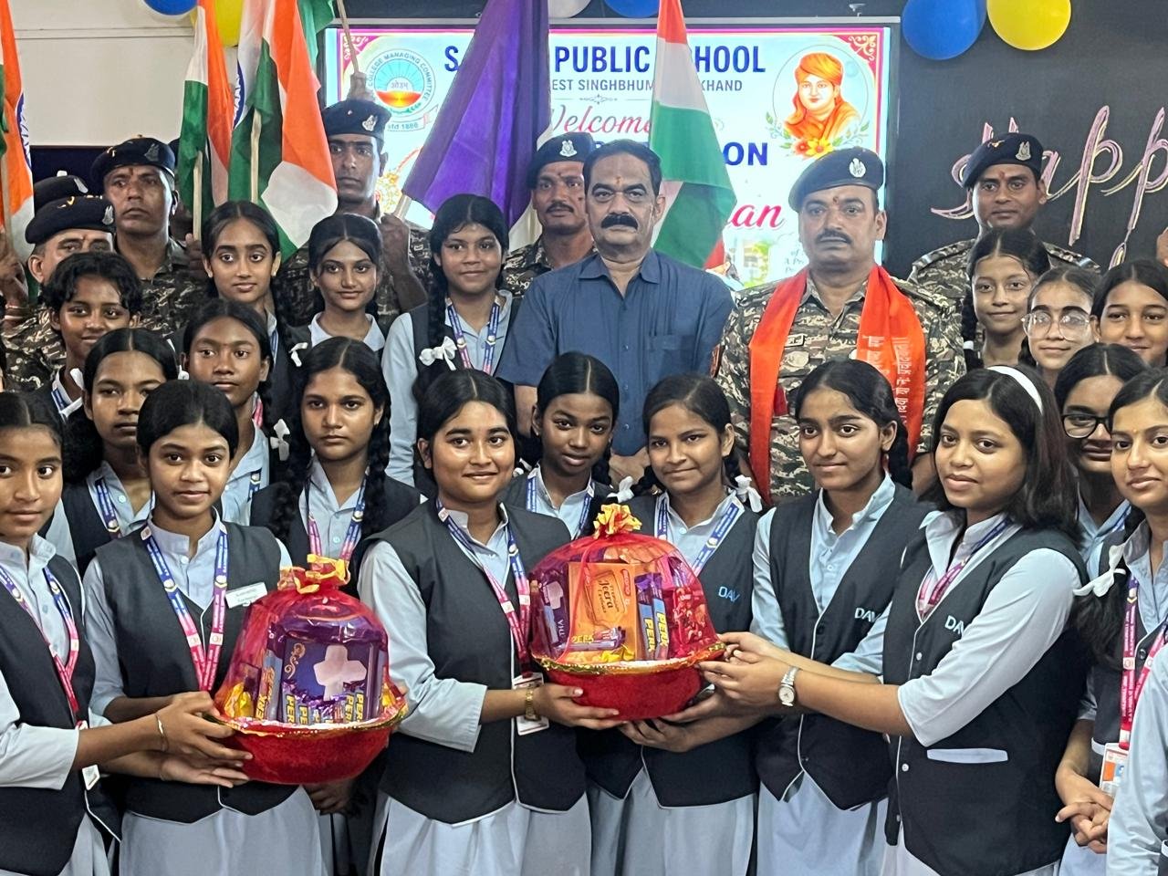 चाईबासा के एस.जे. डीएवी स्कूल में छात्राओं ने सीआरपीएफ 174वीं बटालियन के जवानों को राखी बांधकर देश सेवा के प्रति सम्मान और आभार जताया।