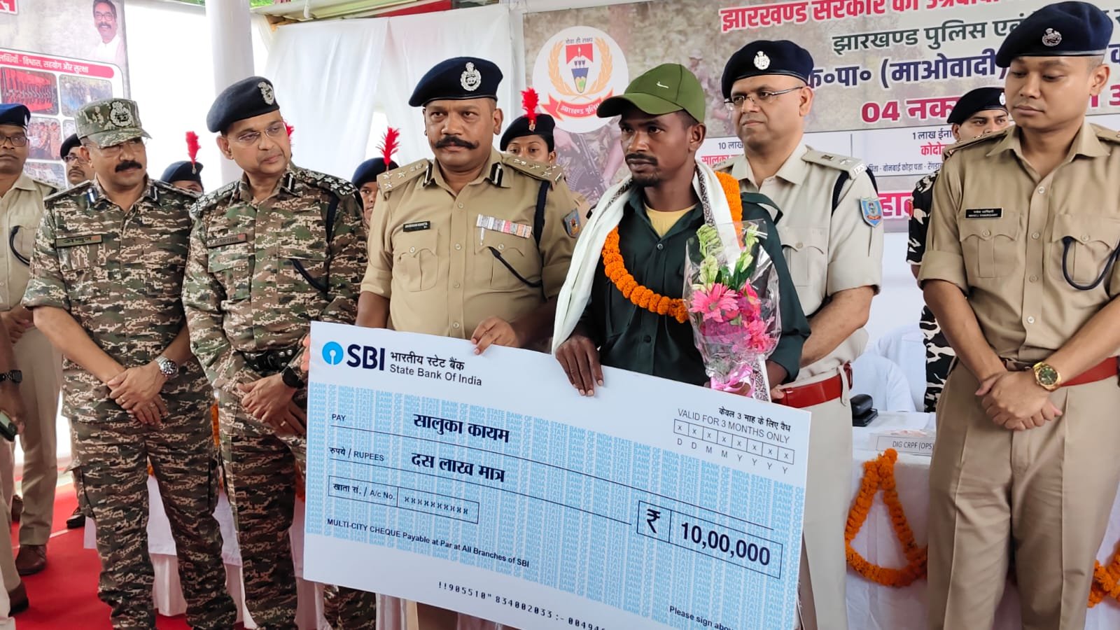 चाईबासा में पुलिस और सीआरपीएफ के समक्ष नक्सलियों का आत्मसमर्पण