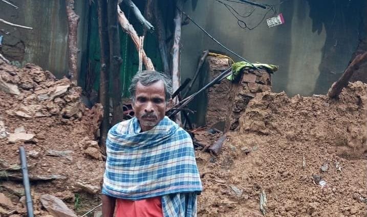 मनोहरपुर के रायकेरा गांव में बारिश से ध्वस्त कच्चा मकान
