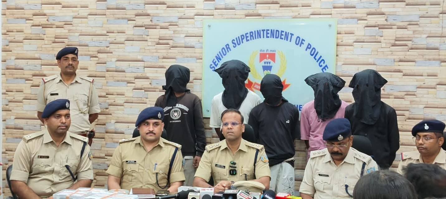 जमशेदपुर पुलिस द्वारा गिरफ्तार छिनतई गिरोह के आरोपित और बरामद मोबाइल व सामान