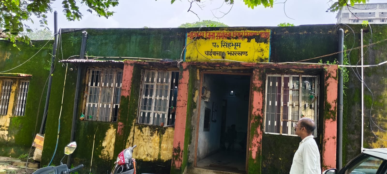 जिला उपभोक्ता आयोग, जर्जर भवन