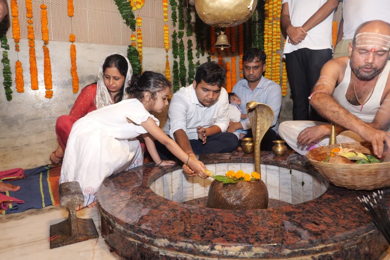 सावन की सोमवारी पर महादेवशाल मंदिर में पूजा-अर्चना करते पश्चिमी सिंहभूम डीसी मनीष कुमार