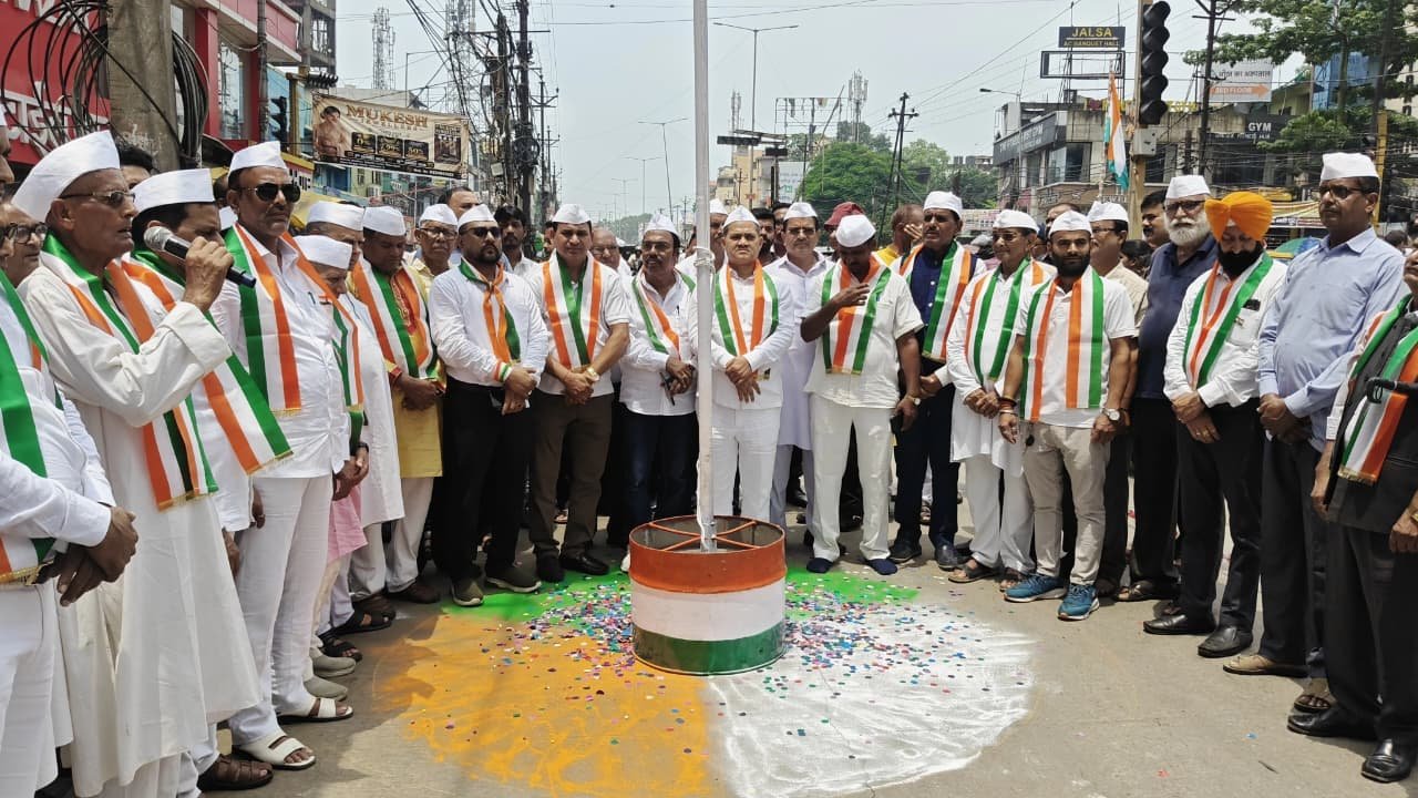 आदित्यपुर में देशभक्ति का अनूठा संगम: 80वें स्वतंत्रता दिवस पर शहीद भगत सिंह फैंस क्लब ने अमर क्रांतिकारियों को किया याद; गंगोत्री नर्सिंग होम में सफाई कर्मी ने फहराया राष्ट्रीय ध्वज
