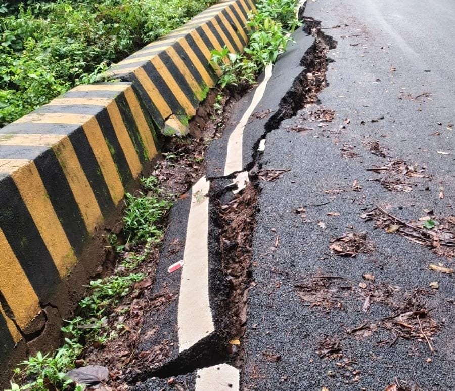 सेंडेेल घाटी में धंसने लगी सड़क