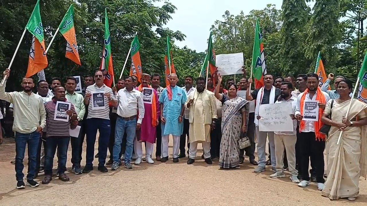 सरायकेला में जेपीएससी, जेएसएससी-सीजीएल और उत्पाद सिपाही परीक्षा में पेपर लीक व धांधली के विरोध में भाजपा का प्रदर्शन