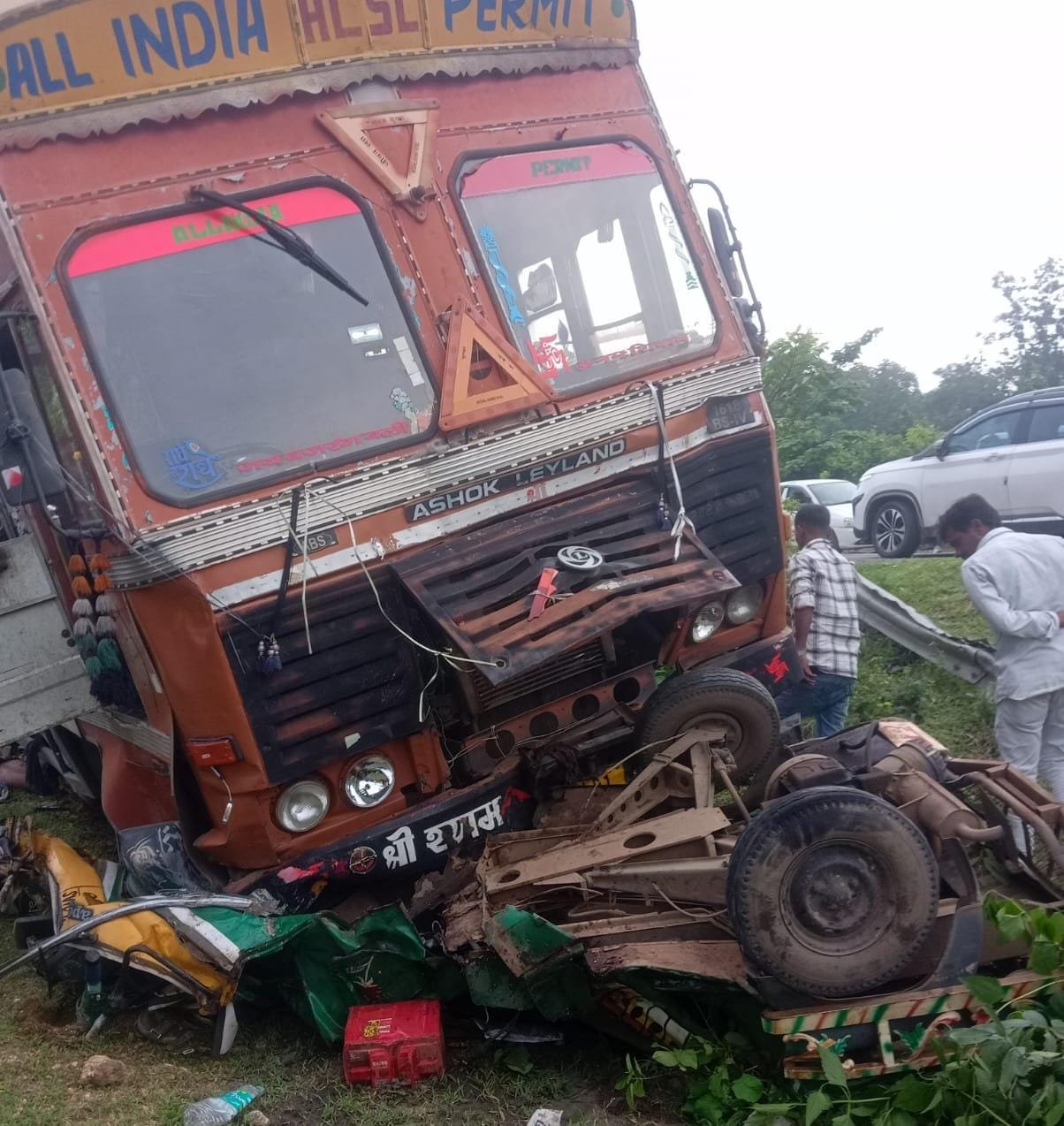 चंदवा में कंटेनर और ऑटो की भीषण टक्कर
