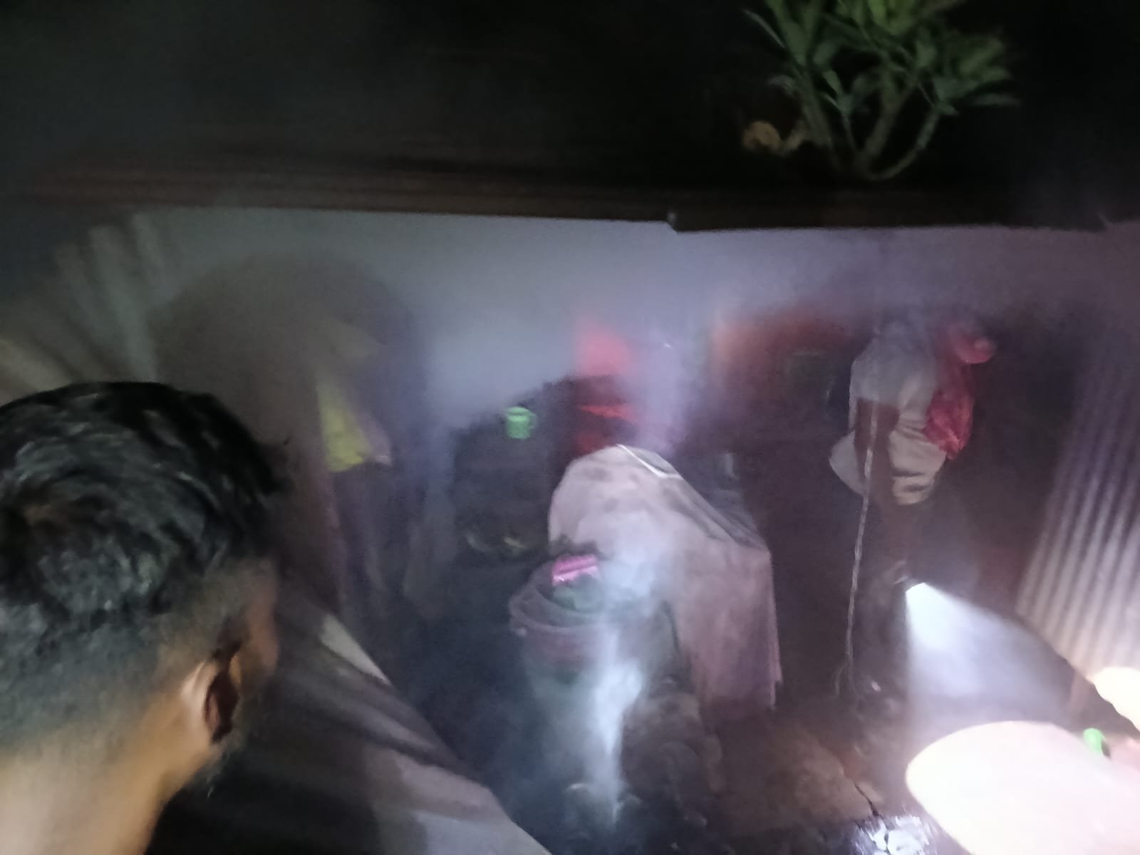 गुवा में शॉर्ट सर्किट से श्रमिकों के घर में लगी आग