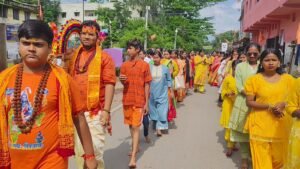 चाईबासा में आयोजित भव्य कांवड़ पदयात्रा में शामिल शिवभक्त