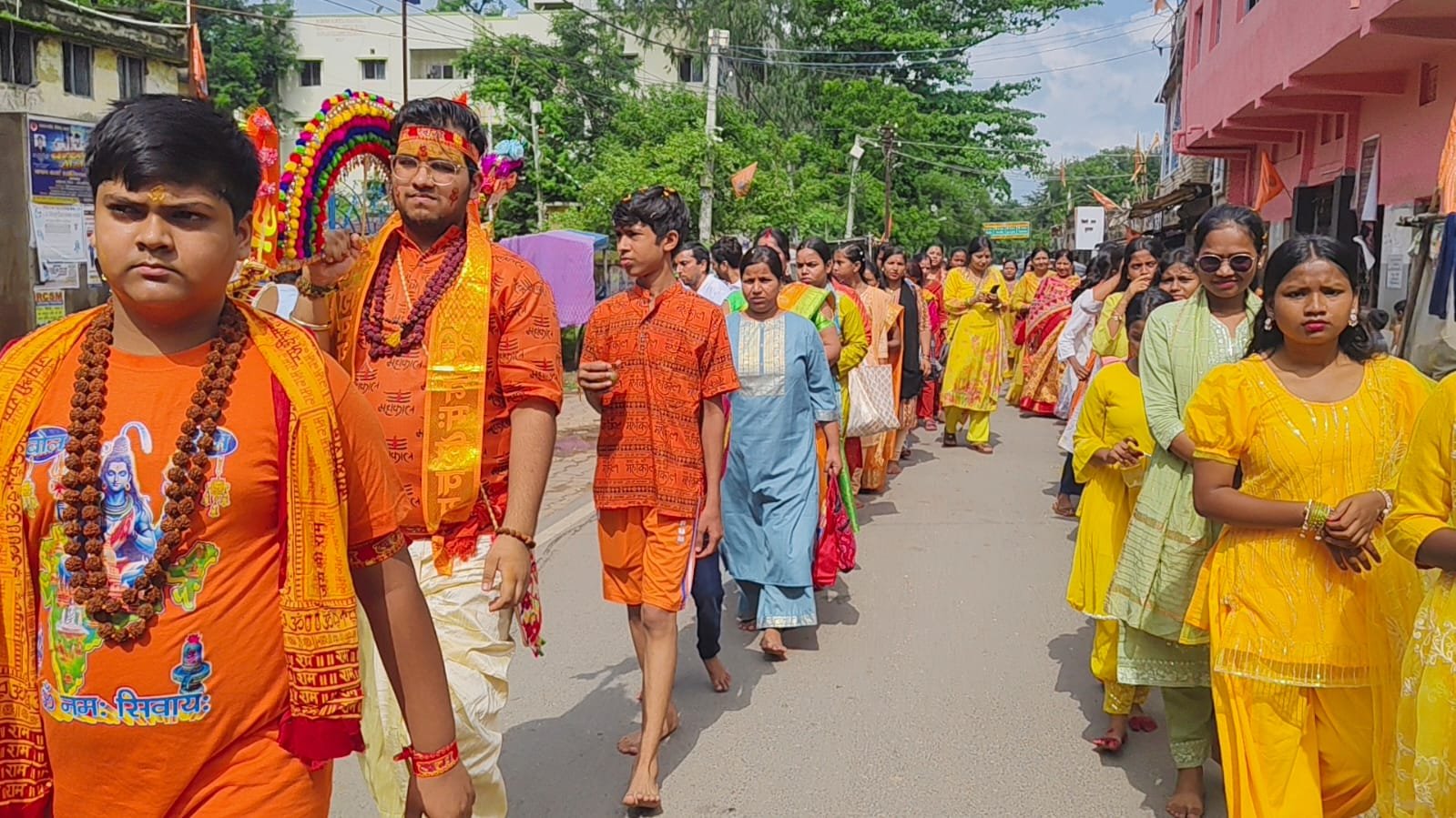 चाईबासा में आयोजित भव्य कांवड़ पदयात्रा में शामिल शिवभक्त