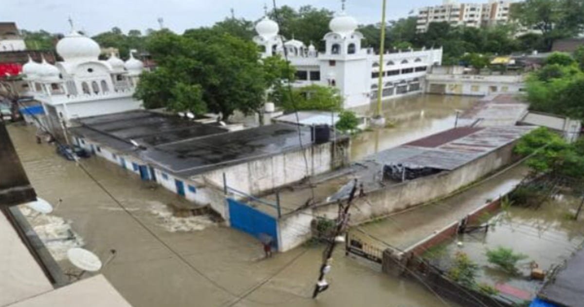 चाईबासा में लगातार बारिश के बाद निचले इलाकों में जलजमाव की स्थिति।
