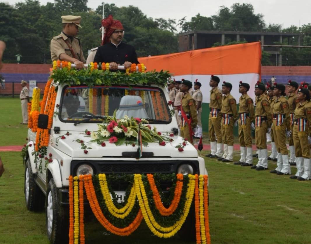 परेड का निरीक्षण करते डीसी