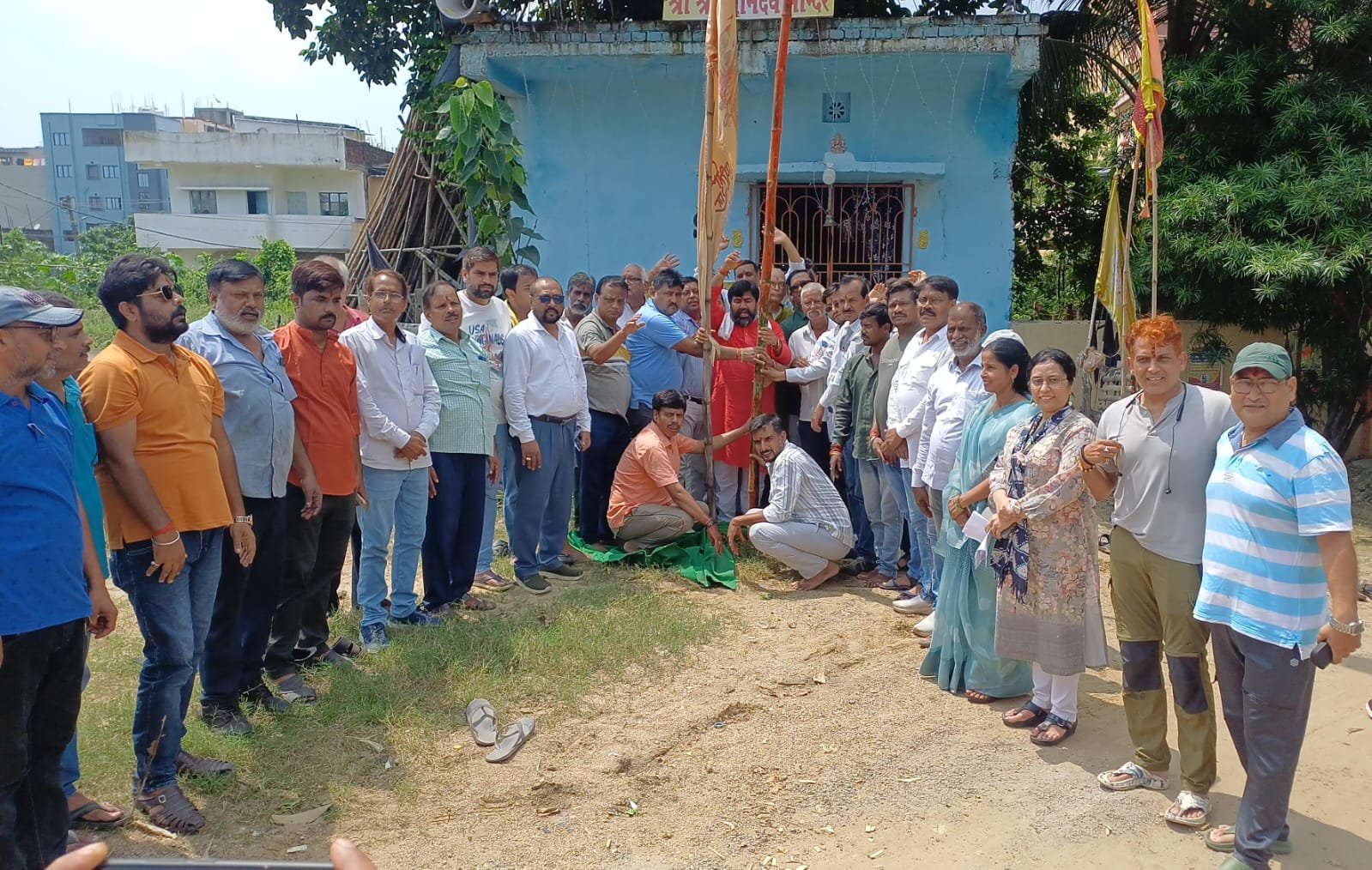 आदित्यपुर में मां भवानी यूथ क्लब के दुर्गा पूजा पंडाल के भूमिपूजन समारोह में समिति के पदाधिकारी