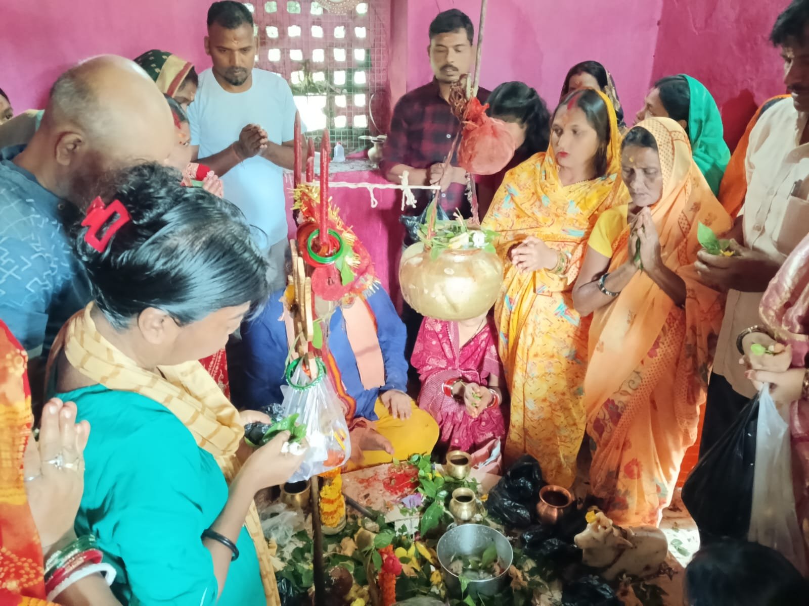 सावन की दूसरी सोमवारी पर शिवालय में जलाभिषेक करते श्रद्धालु
