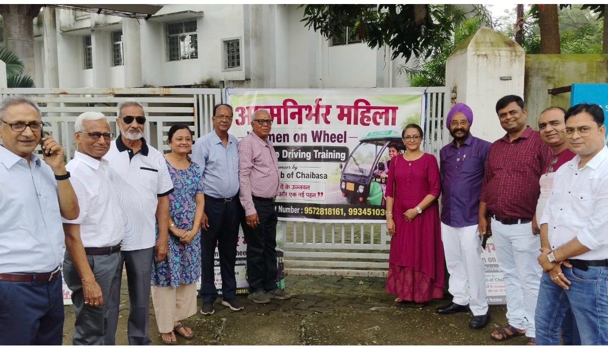 चाईबासा में Women on Wheel परियोजना के शुभारंभ पर टोटो को हरी झंडी दिखाते रोटरी क्लब के सदस्य