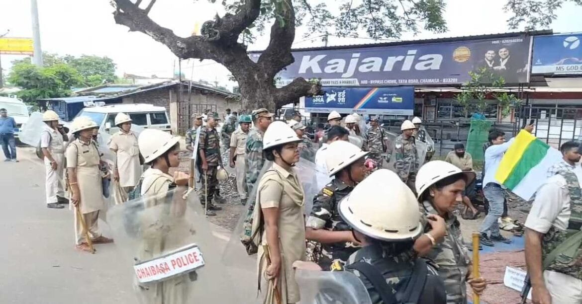चाईबासा के बाईपास चौक पर प्रतिमा स्थापना को लेकर झामुमो और आदिवासी हो समाज महासभा आमने-सामने