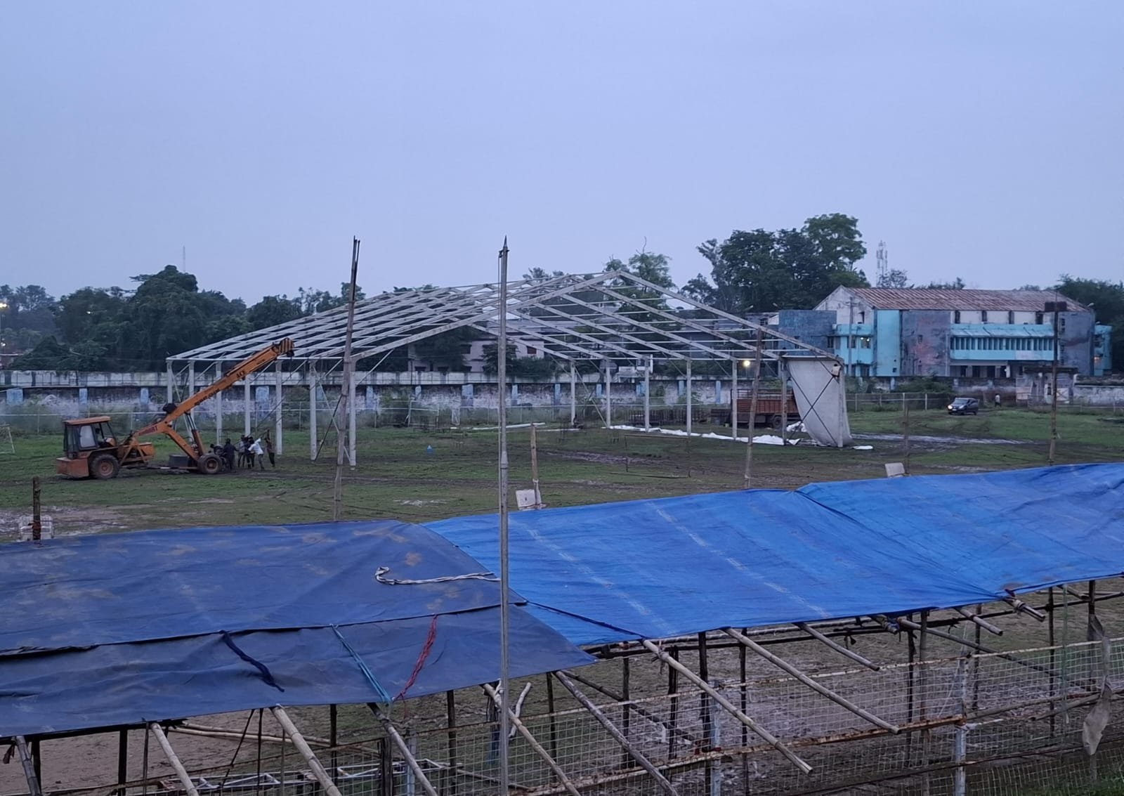 चाईबासा में विश्व आदिवासी दिवस समारोह के लिए तैयार होता पंडाल और स्टॉल