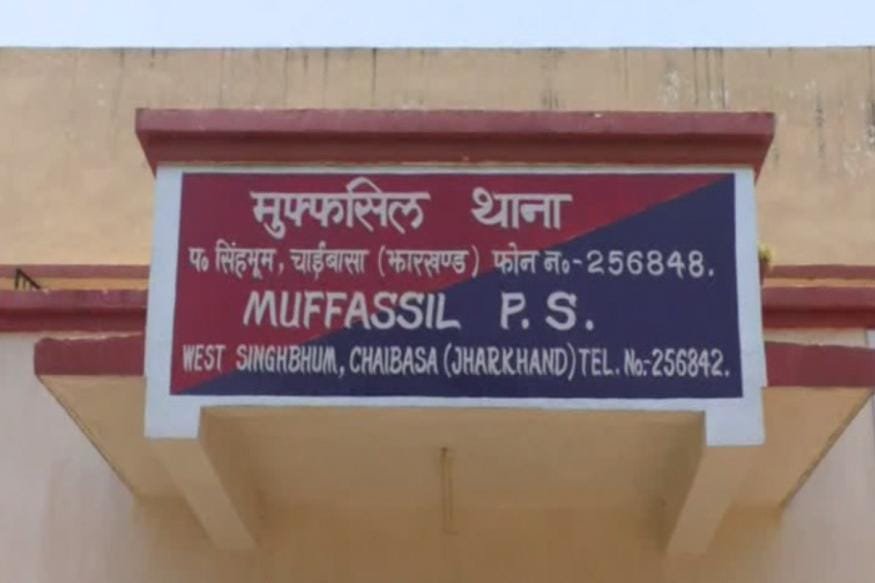 चाईबासा के पासुहातु बांग्लासाई में महिला हत्या के बाद घटनास्थल पर पुलिस