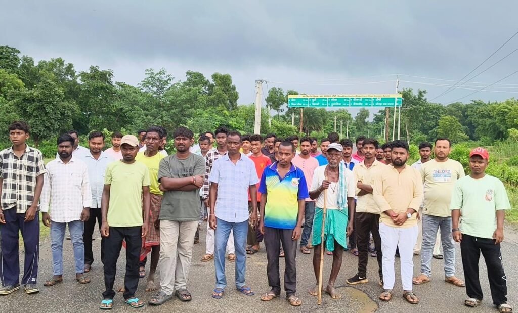 ईचागढ़ में स्वर्णरेखा नदी से कथित अवैध बालू उत्खनन को लेकर ग्रामीणों का आक्रोश