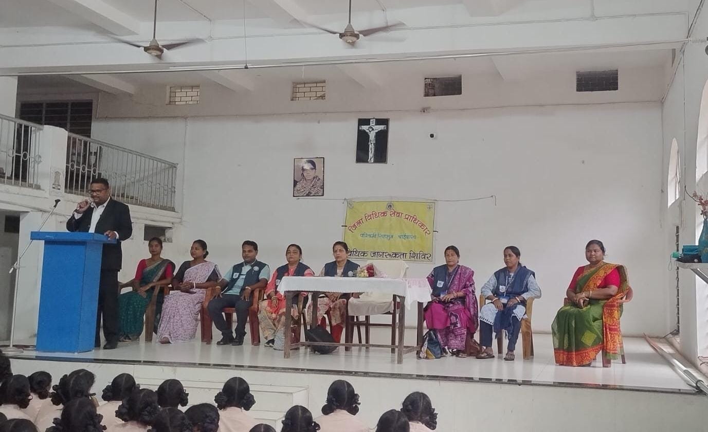 : एसपीजी मिशन बालिका विद्यालय में विधिक जागरूकता शिविर में छात्राओं को जानकारी देते अधिकारी