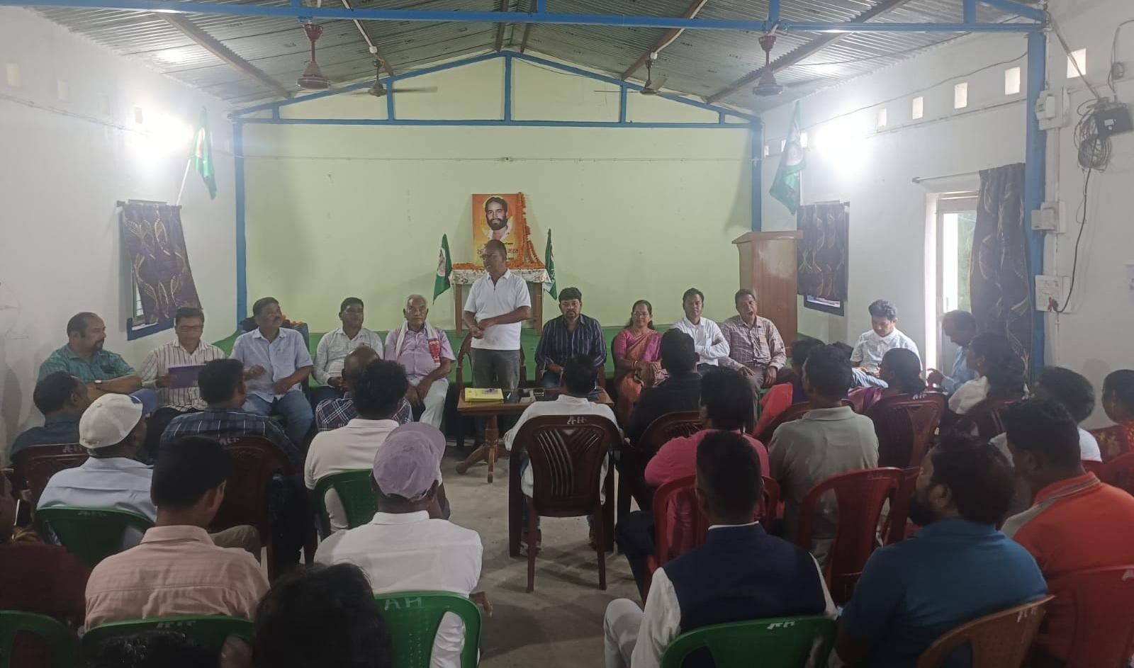 चाईबासा में झामुमो जिला समिति की बैठक में मौजूद पार्टी पदाधिकारी और कार्यकर्ता