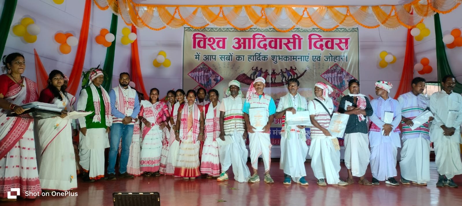 किरीबुरू में राज्यसभा सांसद प्रदीप वर्मा से मुलाकात करते आदिवासी हो समाज युवा महासभा के प्रतिनिधि