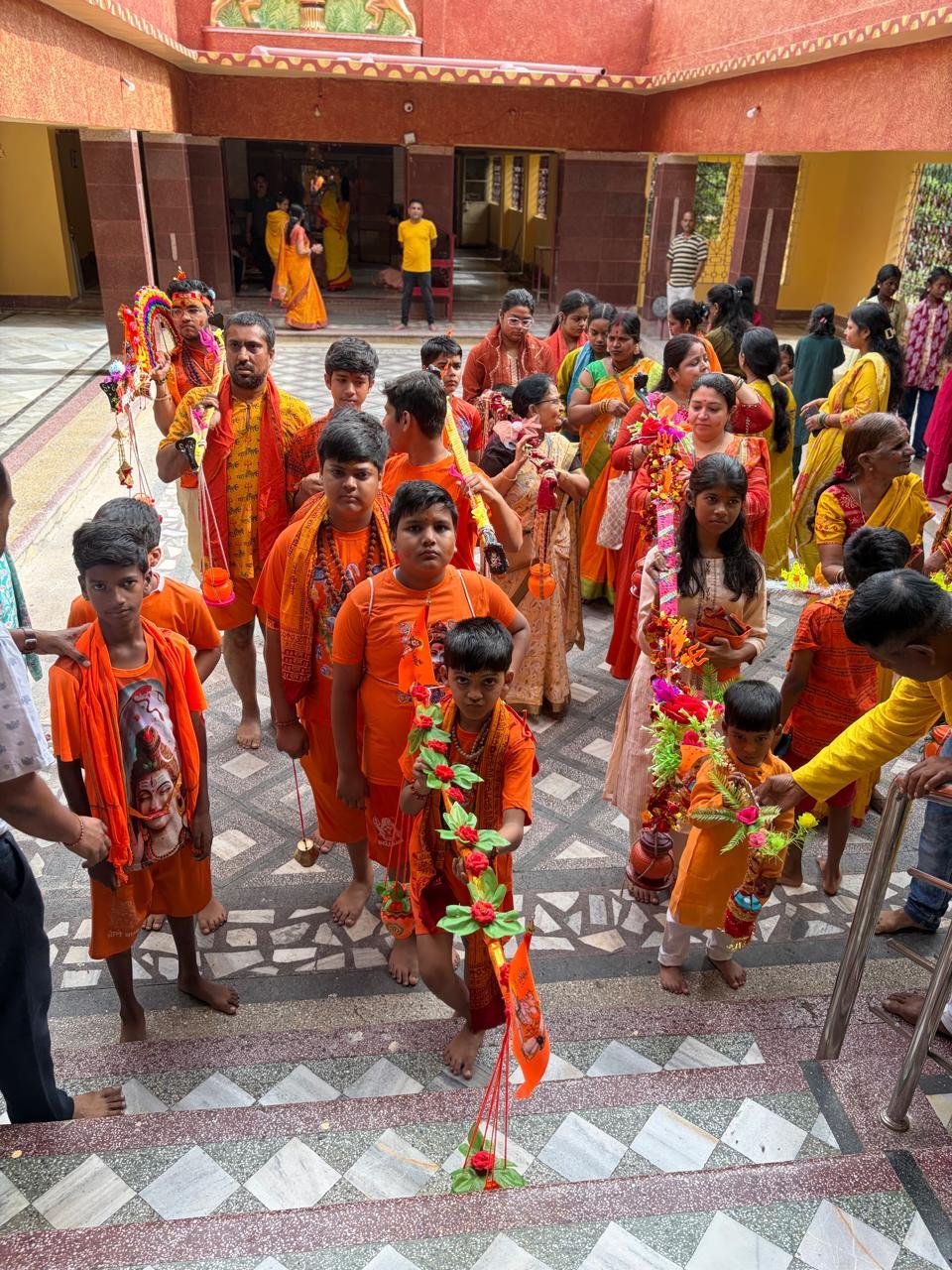 चाईबासा में आयोजित भव्य कांवड़ पदयात्रा में शामिल शिवभक्त