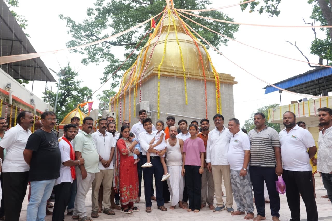 सावन की सोमवारी पर महादेवशाल मंदिर में पूजा-अर्चना करते पश्चिमी सिंहभूम डीसी मनीष कुमार