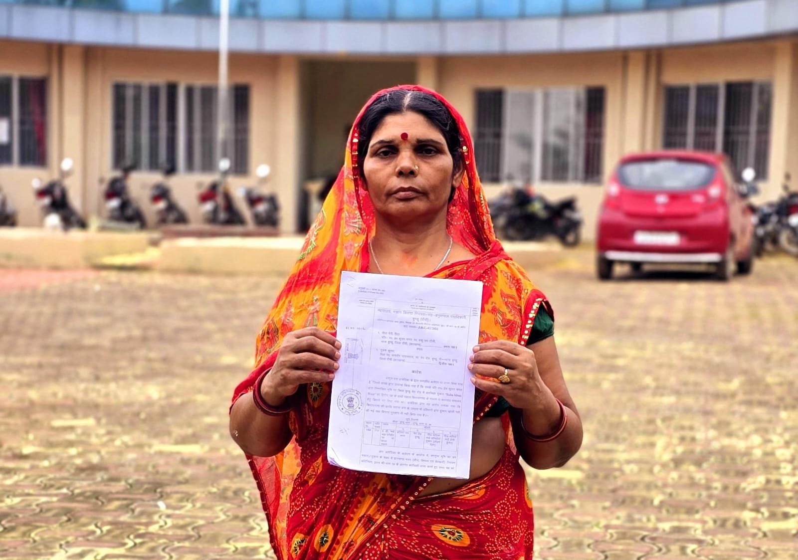 बुंडू में एसडीएम के आदेश के बावजूद न्याय की मांग करती विधवा महिला मीना देवी