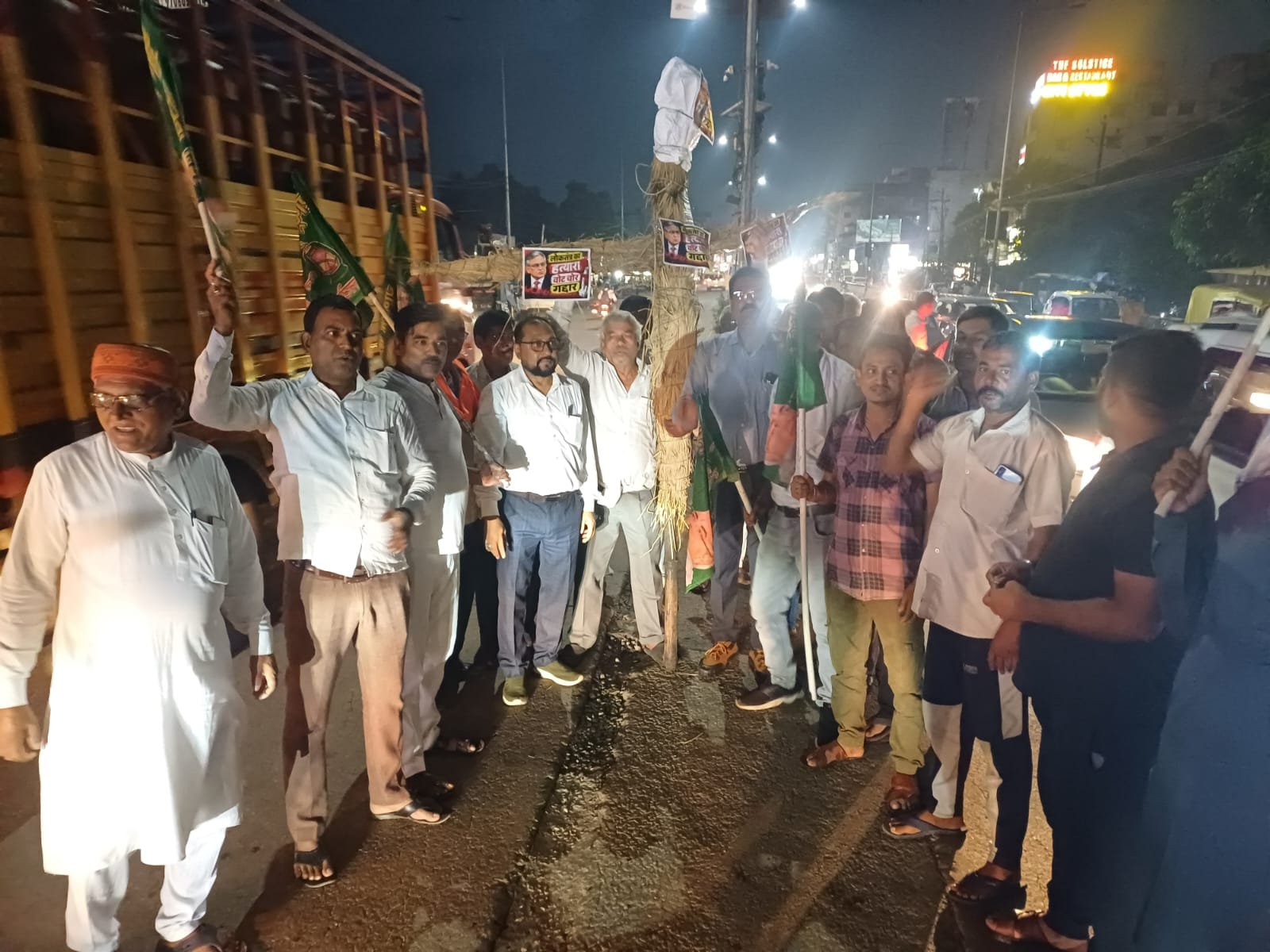 आदित्यपुर के आकाशवाणी चौक पर सरायकेला जिला राजद ने मुख्य निर्वाचन आयुक्त ज्ञानेश कुमार का पुतला दहन