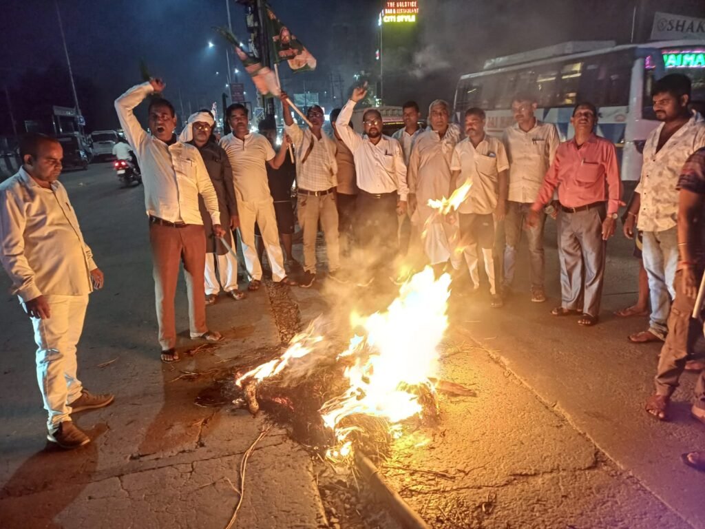 आदित्यपुर के आकाशवाणी चौक पर सरायकेला जिला राजद ने मुख्य निर्वाचन आयुक्त ज्ञानेश कुमार का पुतला दहन
