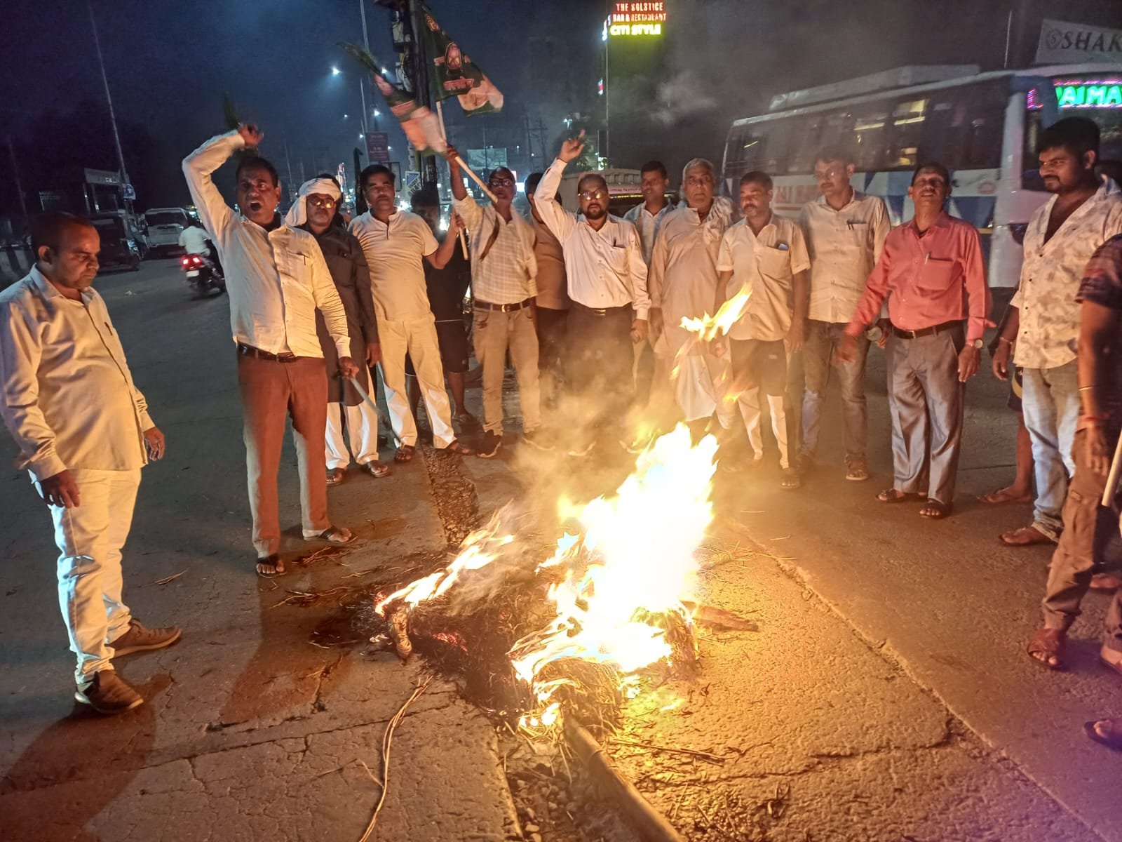 आदित्यपुर के आकाशवाणी चौक पर सरायकेला जिला राजद ने मुख्य निर्वाचन आयुक्त ज्ञानेश कुमार का पुतला दहन