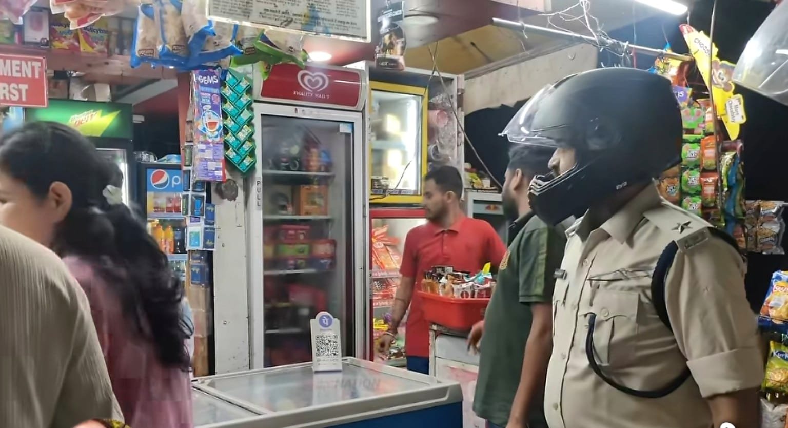 जमशेदपुर में रात के समय रात्रि गश्त करती पुलिस टीम