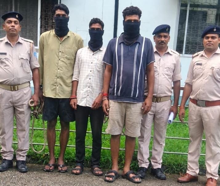 क्षेत्र में निर्माणाधीन भवन में काम रुकवाकर रंगदारी मांगने और धमकी देने के मामले में पुलिस ने तीन आरोपियों को गिरफ्तार