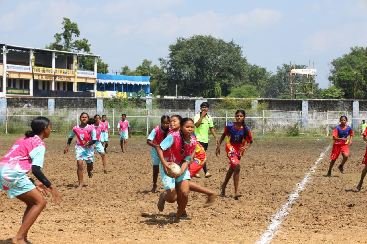 चाईबासा में Khelo India ASMITA Rugby City League 2026 में हिस्सा लेती बालिका खिलाड़ी