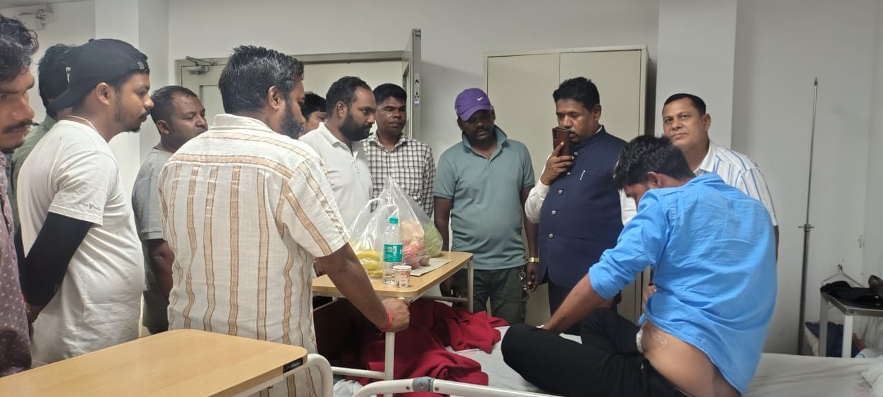 नोवामुंडी अस्पताल में घायलों का हालचाल लेते पूर्व मंत्री बड़कुंवर गागराई।