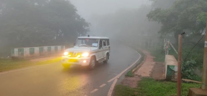 बारिश और घने कोहरे के बीच किरीबुरू-मेघाहातुबुरु की सड़क