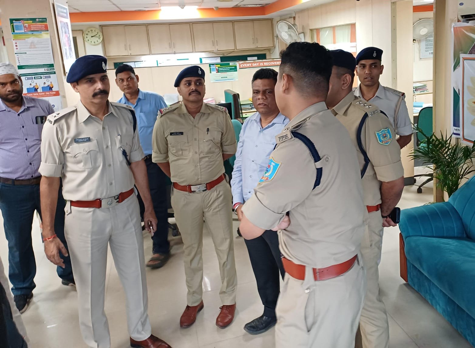 जमशेदपुर के गोलमुरी में बैंक लूट के बाद सरायकेला एसपी मनोज स्वर्गीयारी ने आदित्यपुर व आरआईटी क्षेत्र के बैंकों का औचक निरीक्षण