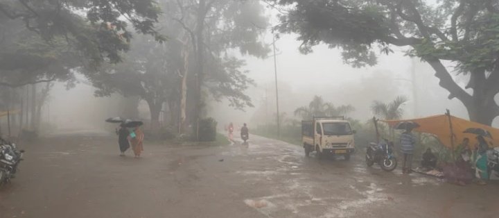 बारिश और घने कोहरे के बीच किरीबुरू-मेघाहातुबुरु की सड़क