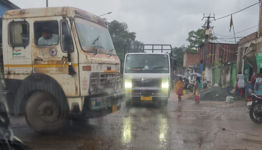आदित्यपुर सड़क जाम अवैध पार्किंग